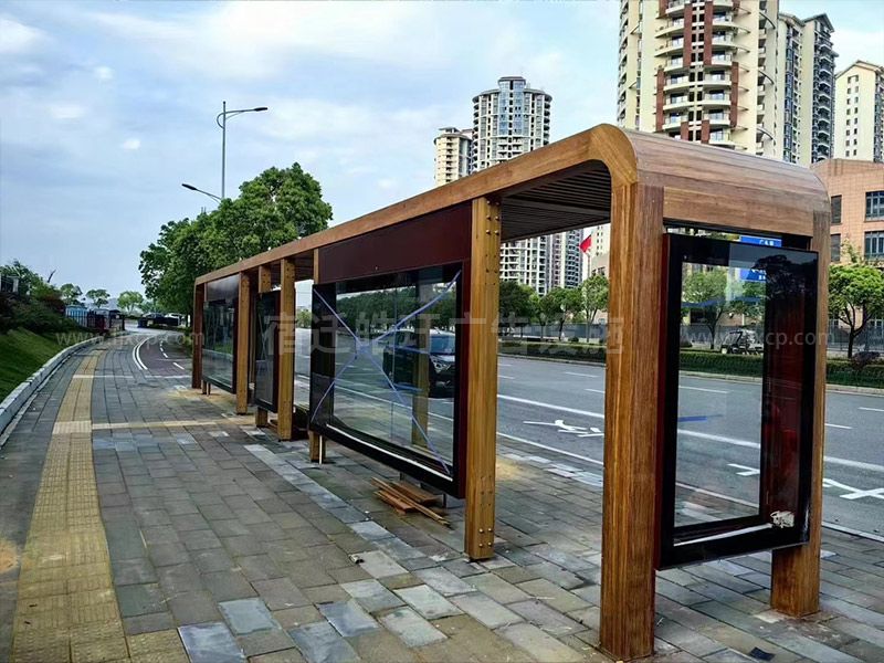 城市公交候車(chē)亭木紋漆候車(chē)亭廠家現(xiàn)場(chǎng)安裝案例